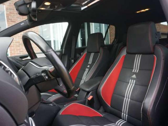Volkswagen Golf GTI 2.0 TSI ADIDAS EDITION / DSG6 / BI-XENON / PDC / TOIT OUVRANT / CARNET COMPLET
