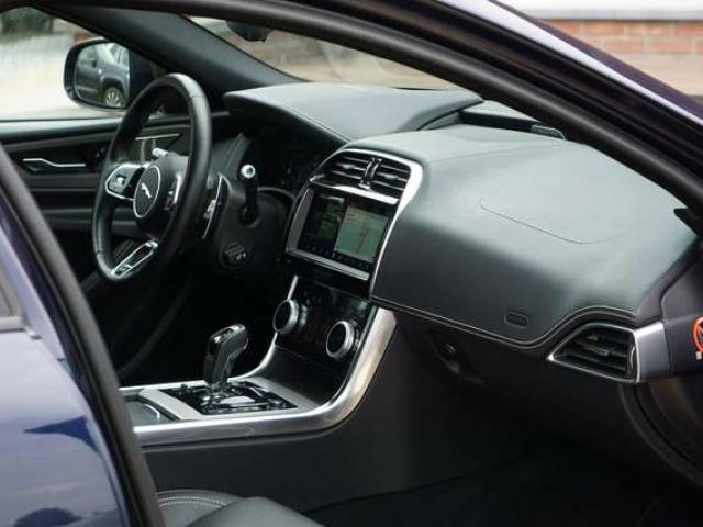 Jaguar XE 2.0 T P250 R-Dynamic SE / BVA8 / Cockpit / Caméra 360 / HUD / CarPlay / ACC / Cuir / Keyless