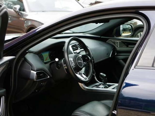 Jaguar XE 2.0 T P250 R-Dynamic SE / BVA8 / Cockpit / Caméra 360 / HUD / CarPlay / ACC / Cuir / Keyless