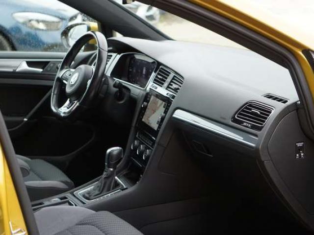 Volkswagen Golf 2.0 TDi Highline R-LINE DSG PANO CAM DISTRONIC 6dt