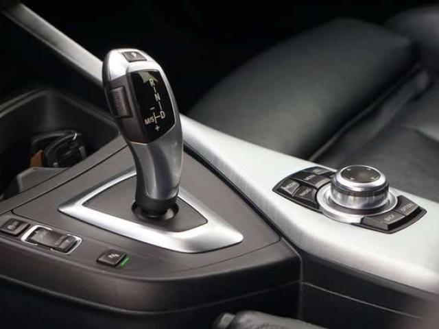BMW 118 dA BOÎTE AUTO / GPS / SIÈGES CHAUFFANTS / SIÈGES SPORT / PDC / CLIM AUTO / RÉGULATEUR / BLUETOOTH / VITRES TEINTÉES