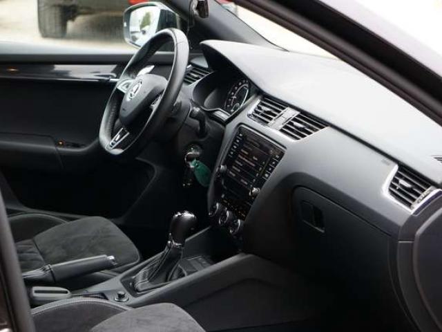 Skoda Octavia SW RS 2.0 CR TDi DSG7 / BI-XENON / CLIMTRONIC / CAMERA / CARPLAY / CARNET / EURO 6B