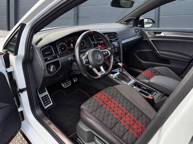 Volkswagen Golf GTI 2.0 TSI TCR OPF / DSG / CAMERA / PANO / DISTRONIC / CARPLAY / FRONT ASSIST / AKRAPOVIC