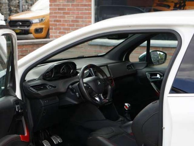 Peugeot 208 1.6i GTi 200 CV / NAVI / BLUETOOTH / SIÈGES CHAUFFANTS / CARNET COMPLET